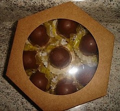 Caixa com oito trufas grandes